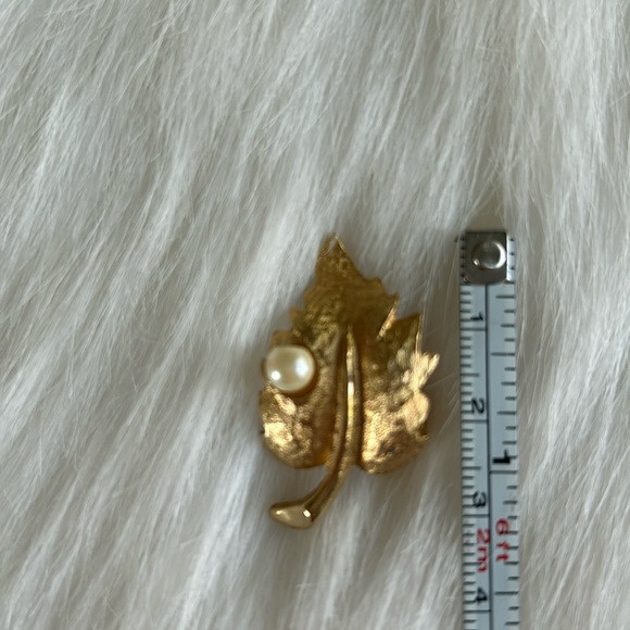Vtg Gold and Pearl Maple Leaf Brooch and Clip On Earrings - Picture 6 of 7